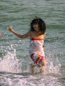 求动漫图片:海边少女沙滩上光着脚丫背着手提着鞋