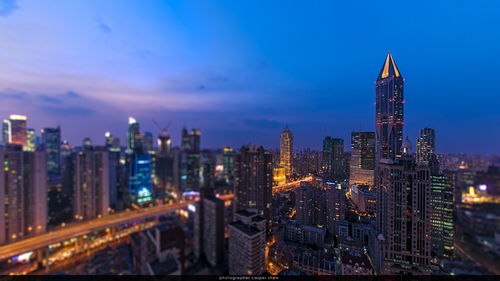 求小说封面图片都市题材,标题,青春的狂傲,又名(三百元人生),作者,浩荡