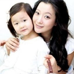 金喜善曾因女儿丑被质疑整容,粉丝称孩子没长开,9年后被打脸了吗?_百度