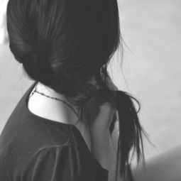 《穿过你的黑发的我的手》到底是什么含义呢?