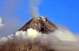 火山喷发物一层层的在火山口周围堆积下来形成了什么