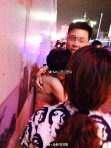 美女被扒衣