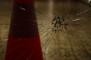 玻璃碎裂的原因