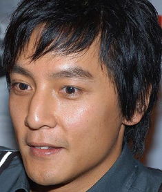 吴彦祖晒与成龙刘德华梁朝伟同框旧照,西装出镜的他们笑容有多么灿烂