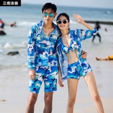 和男友去水上乐园玩,穿什么样的泳衣好呢?