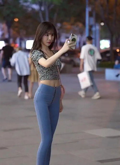 美女露大腿