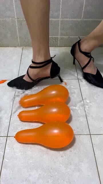 高跟鞋踩苹果，女特工高跟鞋
