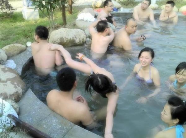 上海多家温泉馆回应儿童混浴限制,如何看待商家做法?你觉得该不该限制