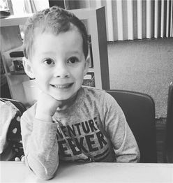 红遍全球的“假笑男孩”,为何如今已经不会笑了?