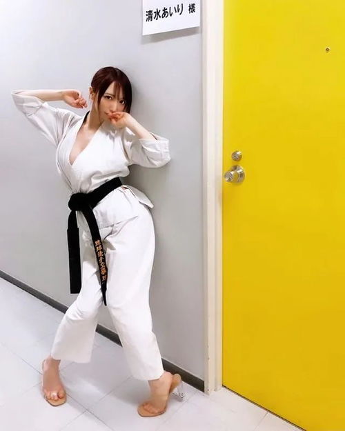 这个女的是谁?
