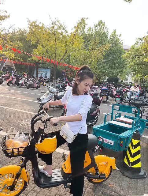 我还没上车呢，我还没上车呢表情包吴孟达 gif