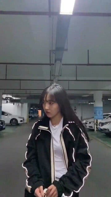 一个女孩给我发我就站在你面前你看我几分想从前是什么意思?
