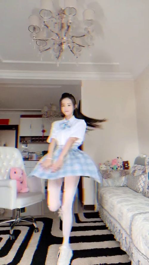 为什很多城市的小学都要求女生穿校服时配穿白色连裤袜?