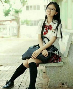 穿校服的女生怎么画