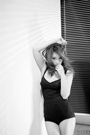 柳岩白色婚纱写真,温柔大方美丽动人,你对她最初的印象是什么?_百度