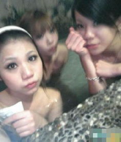 女大学生浴室