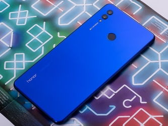 三星Galaxy Note 10 红色版开箱:实机真的挺美的