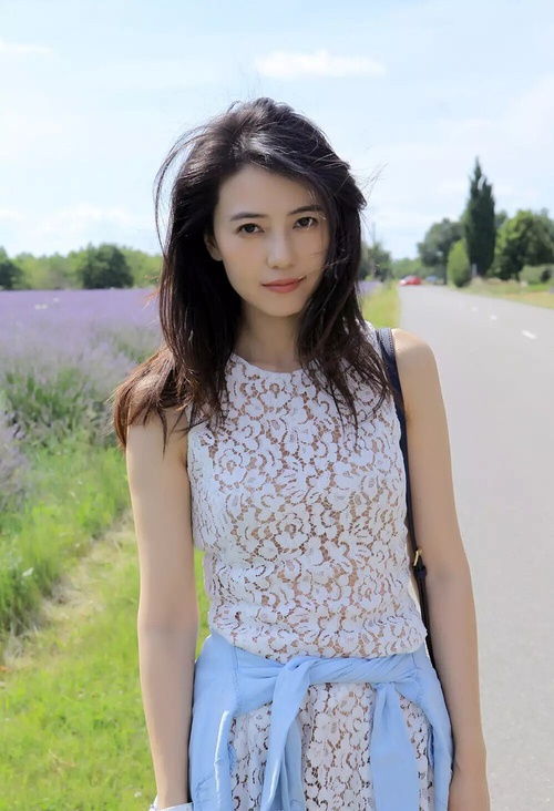 李一桐真不愧是虎扑女神,露肩牛仔裙也穿得俏皮可爱,人比衣娇