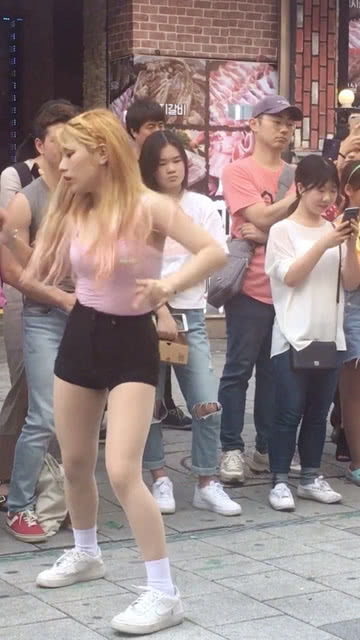 为什么有些女人夏天那么热穿裤子,冬天特冷确不穿长裤?