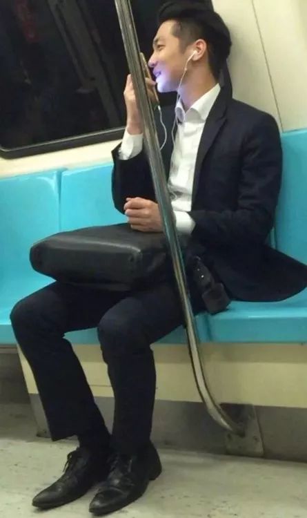 这盖儿可真紧,我打不开。紧的反义词