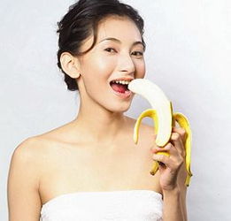 美女吃香蕉
