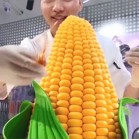 大口吃玉米打一字