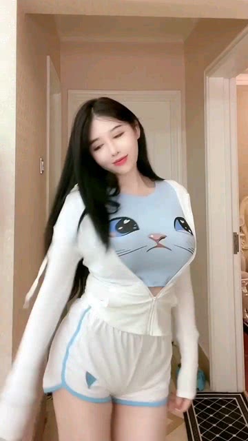 小姐姐一身黑色皮衣穿搭,性感妩媚又百搭减龄,你喜欢吗?