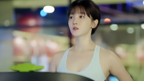 跪求此图出处,国外美女伞掉了,两男士抢着捡
