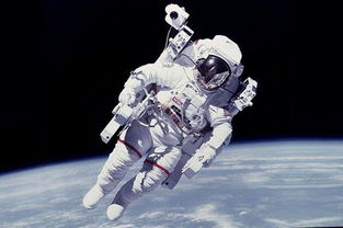 几年几月几日,我国宇航员谁谁谁低三次进入太空,并在太空中完成了什么
