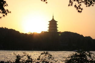 雷峰夕照，雷峰夕照美景描写