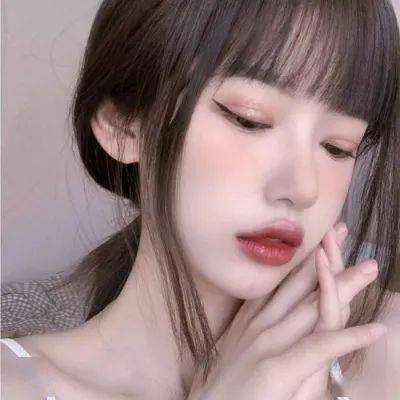 谁能帮我找到这两个照片美女的图片和名字,我想搜点图.