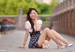 以前360壁纸里面有一组美女图是粉色的图片大概是一美女趴在床上翘起