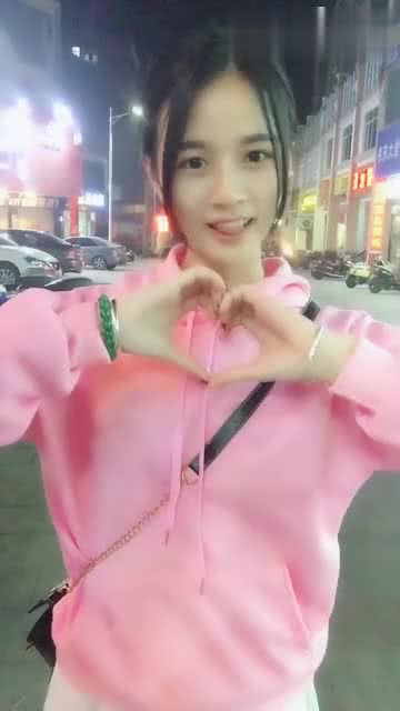 我的邻居小姐姐即将订婚,想送她一束双色玫瑰。我没说明意图,先给她看